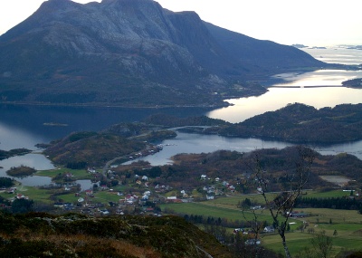 Engavågen (mot vest m/ Åmøy i bakgrunnen)